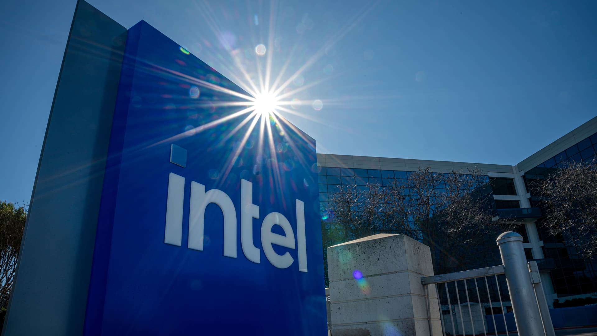 107186640 1675183658344 gettyimages 1246677701 INTEL EARNS