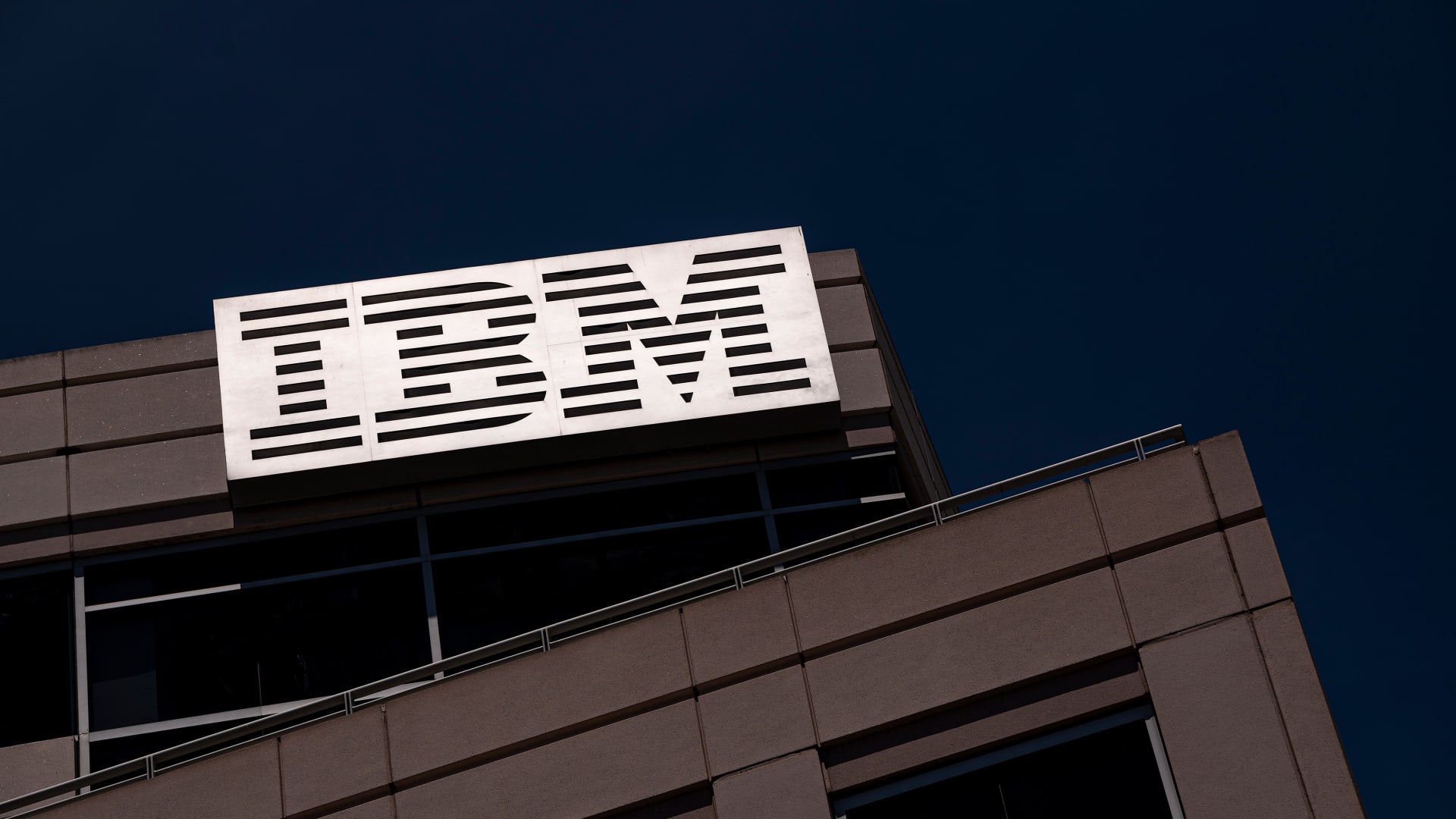 107289798 1692673706544 gettyimages 1540327912 IBM EARNS