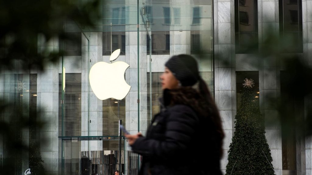107351606 17036133442023 12 26t174652z 896771867 rc2355ayxhik rtrmadp 0 apple apple watch itc