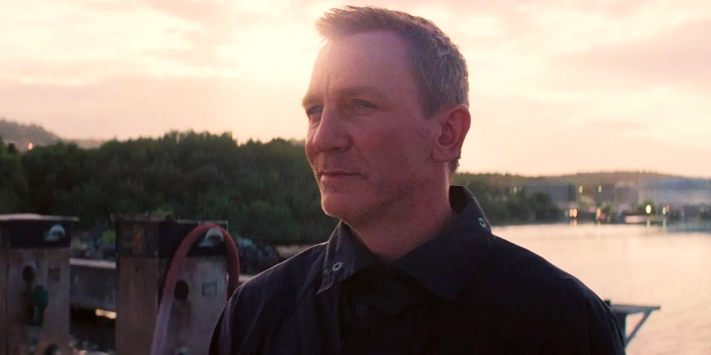 daniel craig smiling as james bond in no time to die