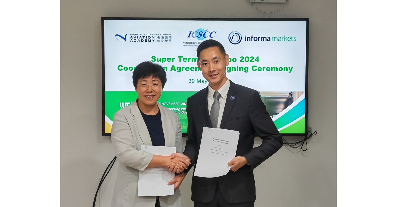 Meng Qingfen Director General ICSCC CAAC  left  Charlie Che GM