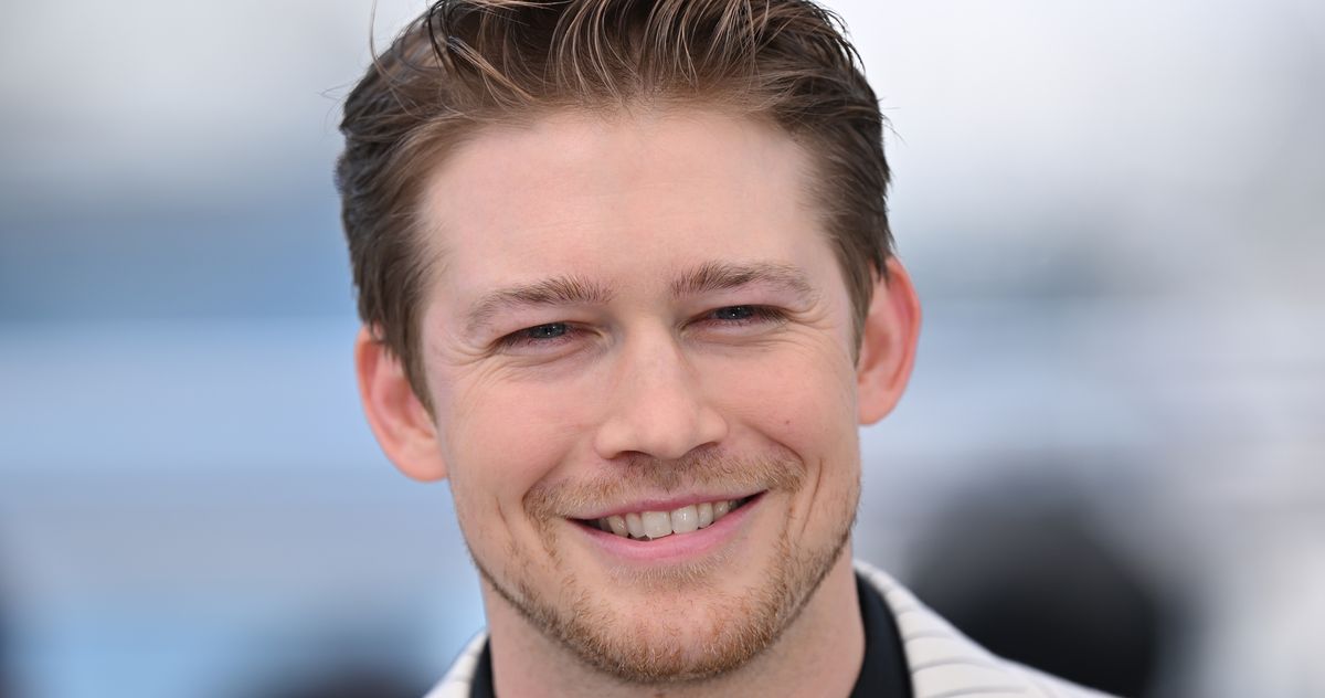 c2e9fe611e51dccb4a6469b890e1203407 joe alwyn.1x.rsocial.w1200